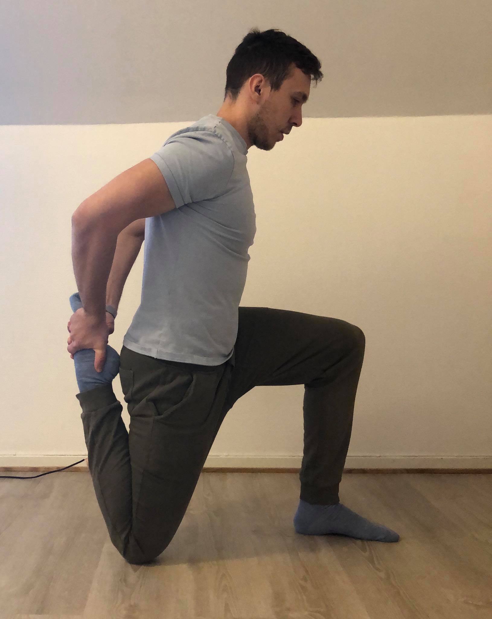 Kneeling quadriceps static stretching