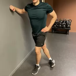 iliotibial band stretch from standing with wall